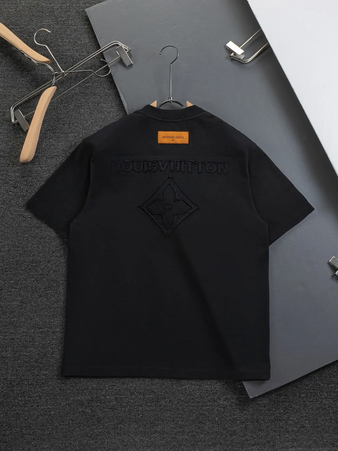 🅿️200 Louis Vuitton 1V LV lv slightly wide version S-XL LV 26ss new products are available at the counter simultaneously. Multiple craftsmanship. Chest patch letters 🪡 embroidery. Back patch letters four-leaf clover 🍀🪡 embroidery. Round neck short-sleeved T-shirt, same style for men and women! Consigned to one-to-one creation. Synchronized with the official website, pure cotton fabrics at the counter! It is close to the skin and comfortable, durable and easy to wear. It has a classic and simple logo design and meticulous original craftsmanship. Short-sleeves, a must-have item for men, do not appear to be the same for the general public, but must be unique and eye-catching. This LV short-sleeve is all about quality, comfort, the same shape and fashion as always, including fabrics and cutting techniques. All of them have been made with great effort! 320 grams of washed pure cotton fabric, pure cotton is breathable, very refreshing and comfortable for daily wear. The rib knitting on the neckline is smooth and tight, and the neckline will not be skewed if you toss it at will. The loose version, you will find that it looks really good on the upper body. The overall is minimalist and neat, super versatile for daily use! Pair it casually with a pair of pants for a youthful look. A T-shirt will make your outfit crazy. It is a fashionable item that can never go wrong! Color: Black White Size: S-XL Size chart: S: Shoulder width 50-Bust 56-Length 70 M: Shoulder width 52-Bust 57-Length 72 L: Shoulder width 54-Bust 59-Length 74 XL: Shoulder width 56-Bust 62-Length 76